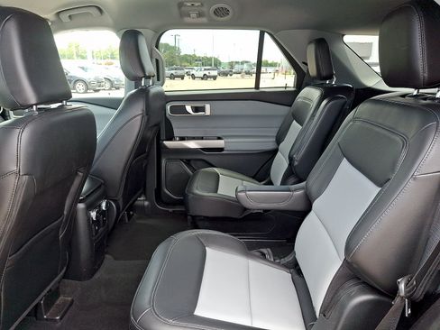 Certified 2022 Ford Explorer XLT w/ Equipment Group 202A RWD image 9