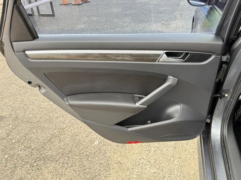 Used 2018 Volkswagen Passat 2.0T SE image 29