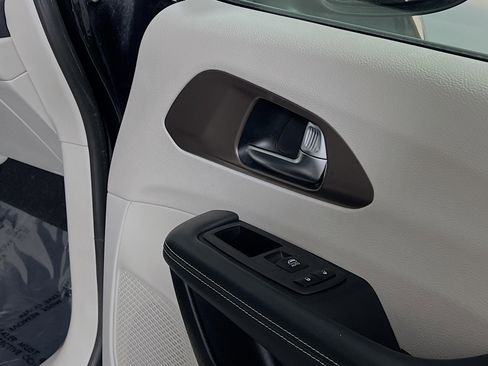 Used 2023 Chrysler Voyager LX image 32