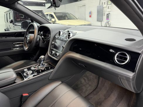 Used 2019 Bentley Bentayga image 18