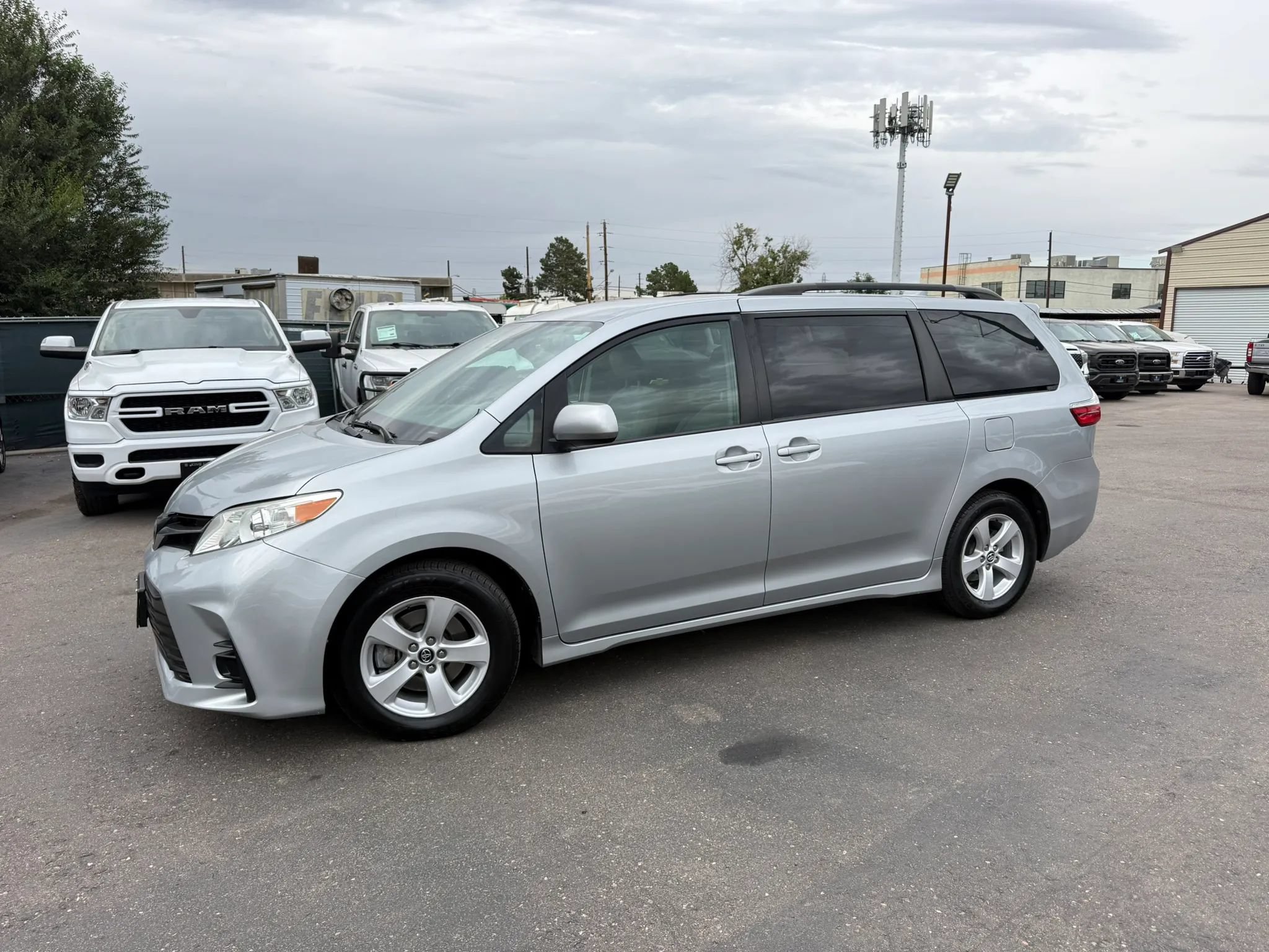 Used 2019 Toyota Sienna LE FWD image 2