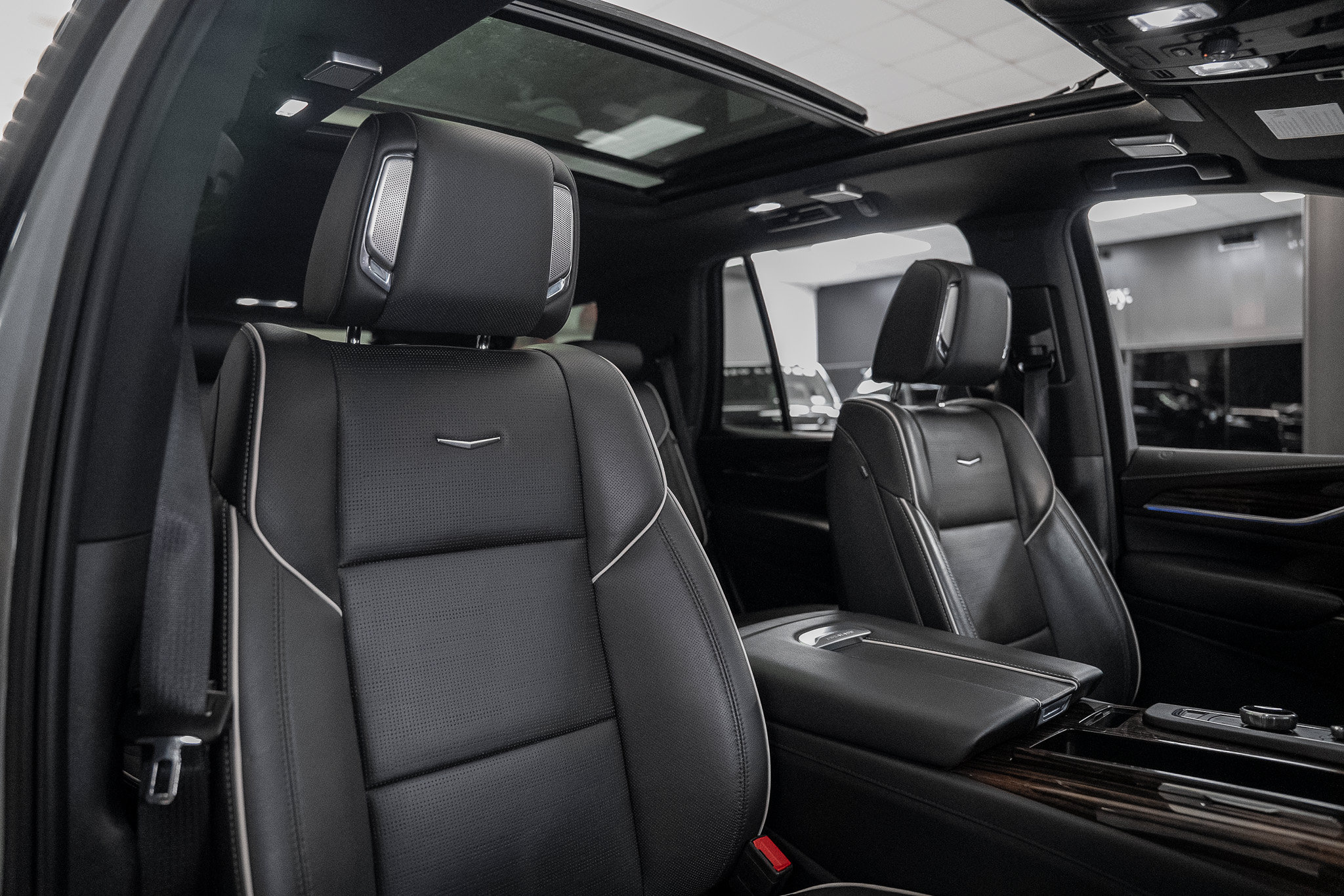 Used 2023 Cadillac Escalade Premium Luxury w/ Performance Package AWD/4WD image 39