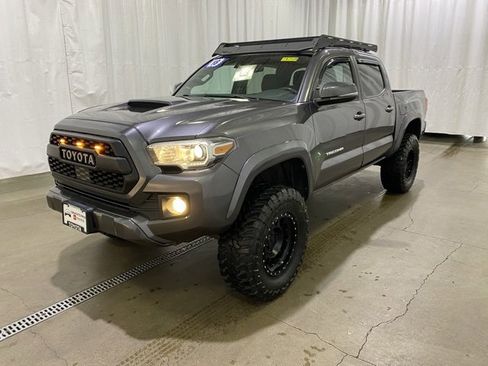 Used 2018 Toyota Tacoma TRD Sport w/ Technology Package image 9