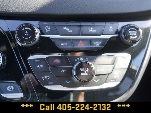 Used 2025 Chrysler Pacifica Select FWD image 34