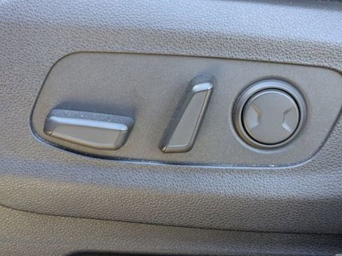 Used 2022 Kia Carnival EX image 23