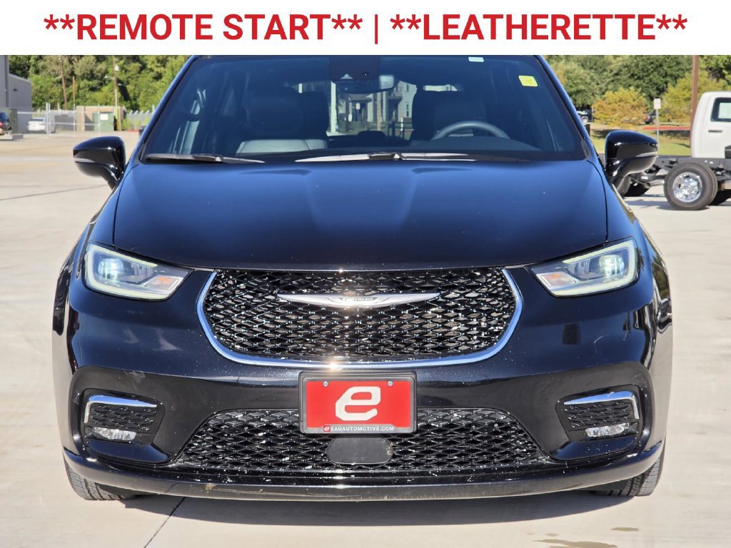 Used 2025 Chrysler Pacifica Select FWD image 2