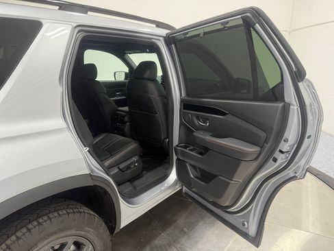 Used 2025 Honda Pilot TrailSport image 28
