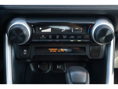 Used 2019 Toyota RAV4 LE FWD image 16