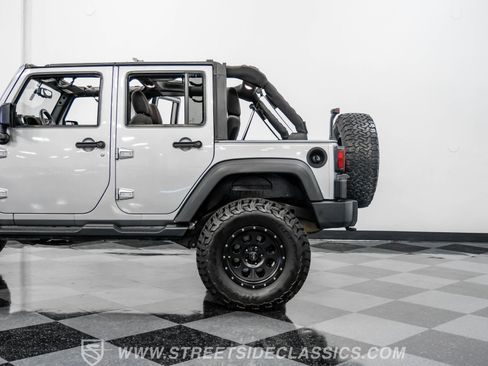 Used 2015 Jeep Wrangler Unlimited Rubicon w/ Connectivity Group image 26
