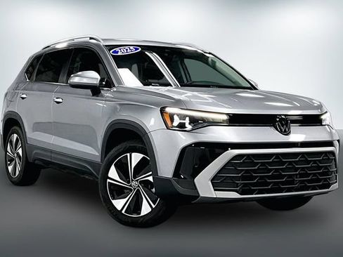 Used 2025 Volkswagen Taos SE AWD/4WD image 1