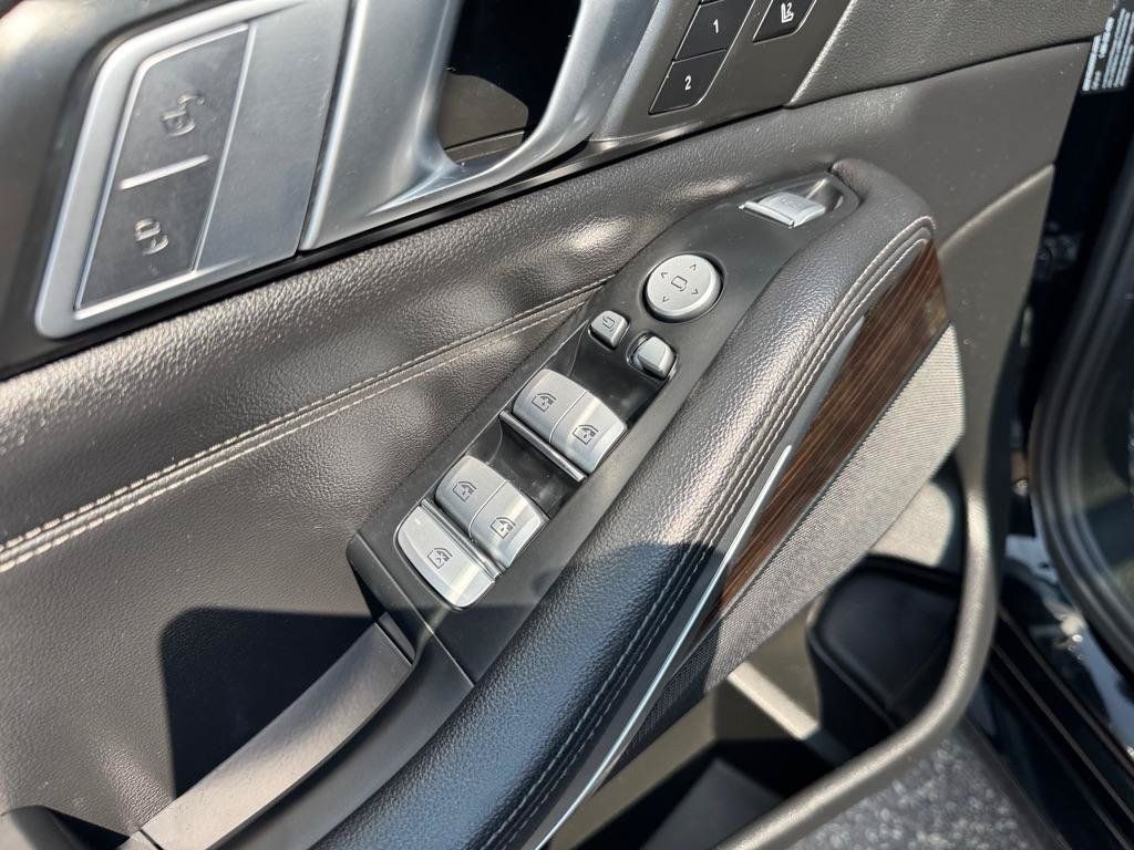 Used 2019 BMW X7 xDrive40i w/ Cold Weather Package AWD/4WD image 17