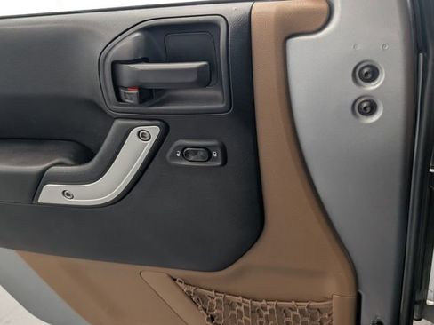 Used 2017 Jeep Wrangler Unlimited Rubicon w/ Connectivity Group image 28