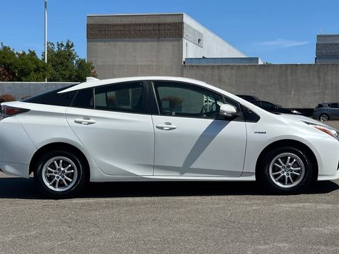 Certified 2017 Toyota Prius Two w/ Carpet Mat Package FWD image 6