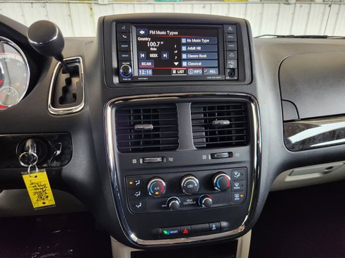 Used 2016 Dodge Grand Caravan SE w/ Quick Order Package 29E SE FWD image 6