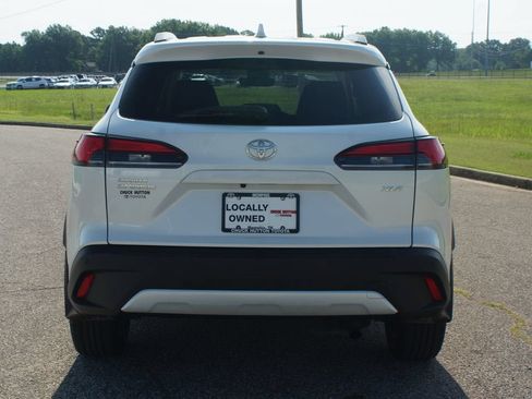 Used 2022 Toyota Corolla Cross XLE w/ Convenience Package FWD image 3