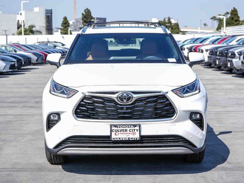 New 2026 Toyota Highlander Platinum AWD/4WD image 2