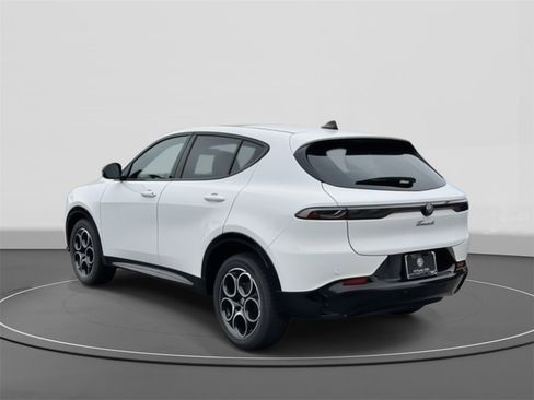 New 2025 Alfa Romeo Tonale w/ Premium Package image 4
