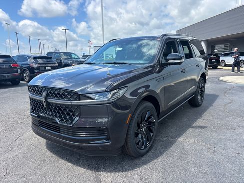 New 2026 Lincoln Navigator Reserve w/ Jet Appearance Package AWD/4WD image 3