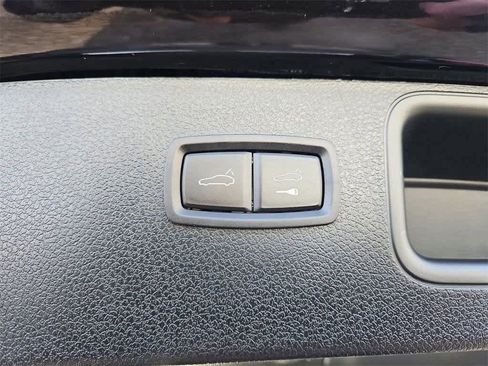 Certified 2025 Porsche Macan image 26