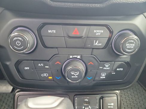 Used 2023 Jeep Renegade Latitude image 17