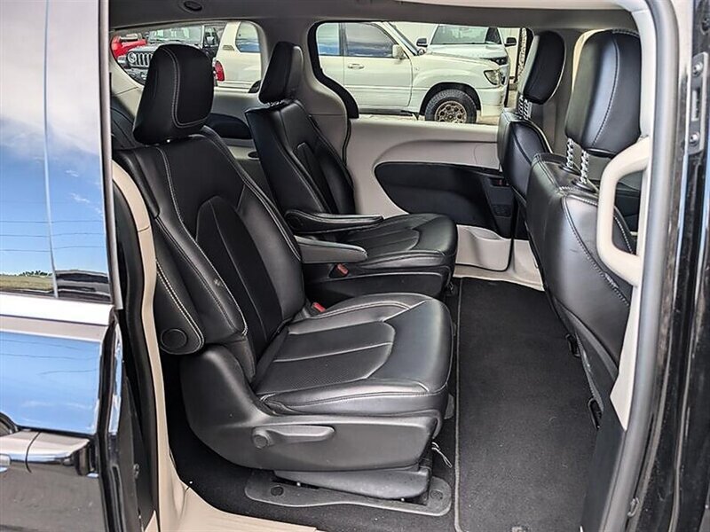 Used 2024 Chrysler Pacifica Limited FWD image 28