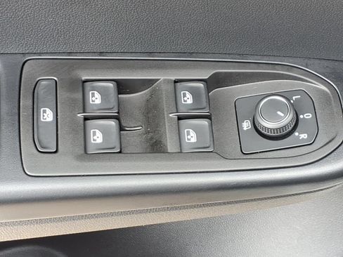 Certified 2026 Volkswagen Taos SE FWD image 16
