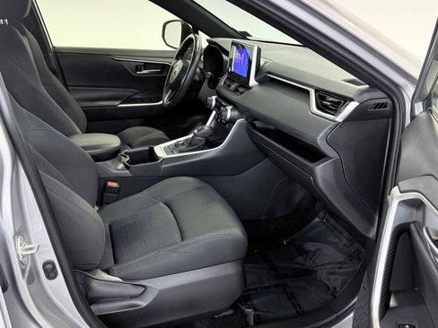 Used 2024 Toyota RAV4 SE image 9