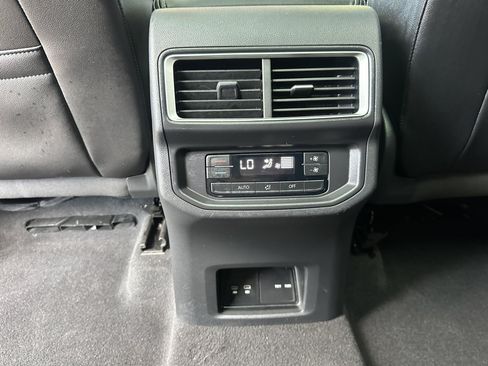 Used 2024 Volkswagen Atlas SE w/ Panoramic Sunroof Package FWD image 28