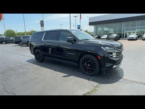 Used 2023 Chevrolet Suburban High Country w/ Advanced Technology Package AWD/4WD image 2