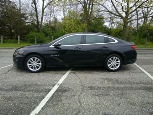 Used 2017 Chevrolet Malibu LT w/ Leather Package FWD image 8
