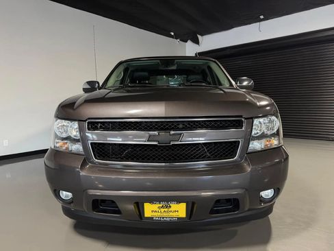 Used 2010 Chevrolet Avalanche LT w/ Luxury Package RWD image 2