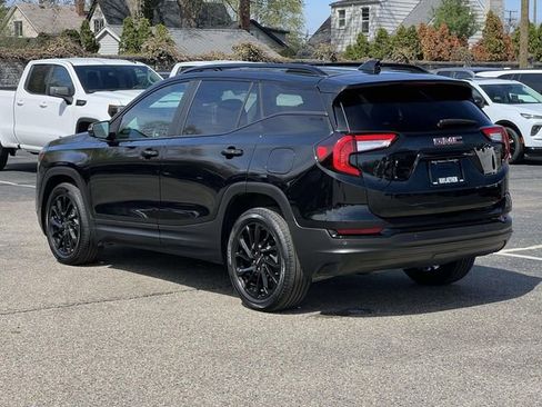 Used 2023 GMC Terrain SLE w/ Driver Convenience Package image 3