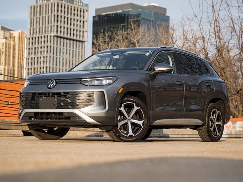 Used 2025 Volkswagen Tiguan SE image 1