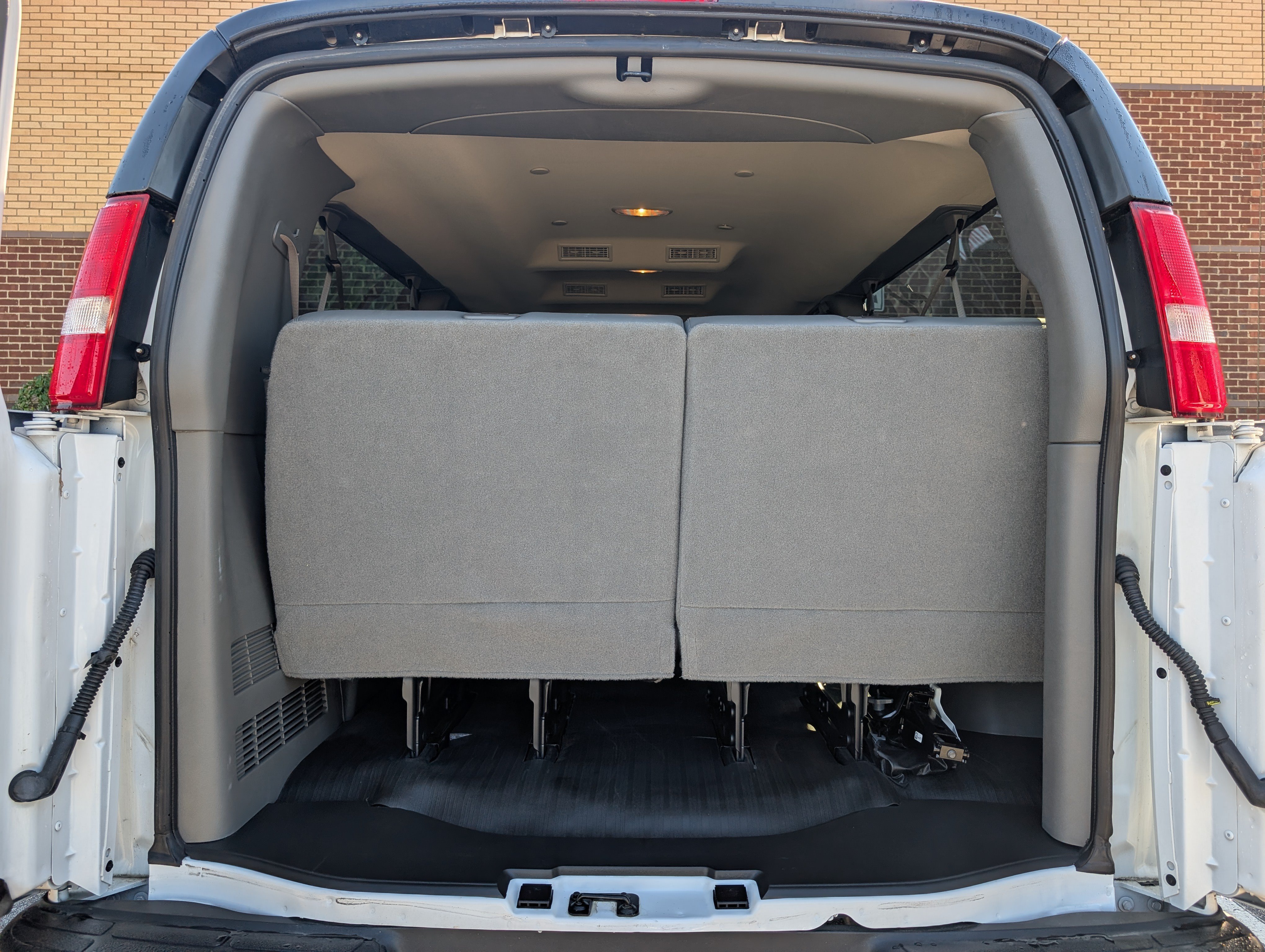Used 2024 Chevrolet Express 3500 LS RWD image 17