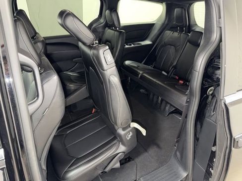 Used 2025 Chrysler Pacifica Select image 34