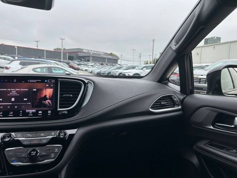 Used 2025 Chrysler Pacifica Limited FWD image 29