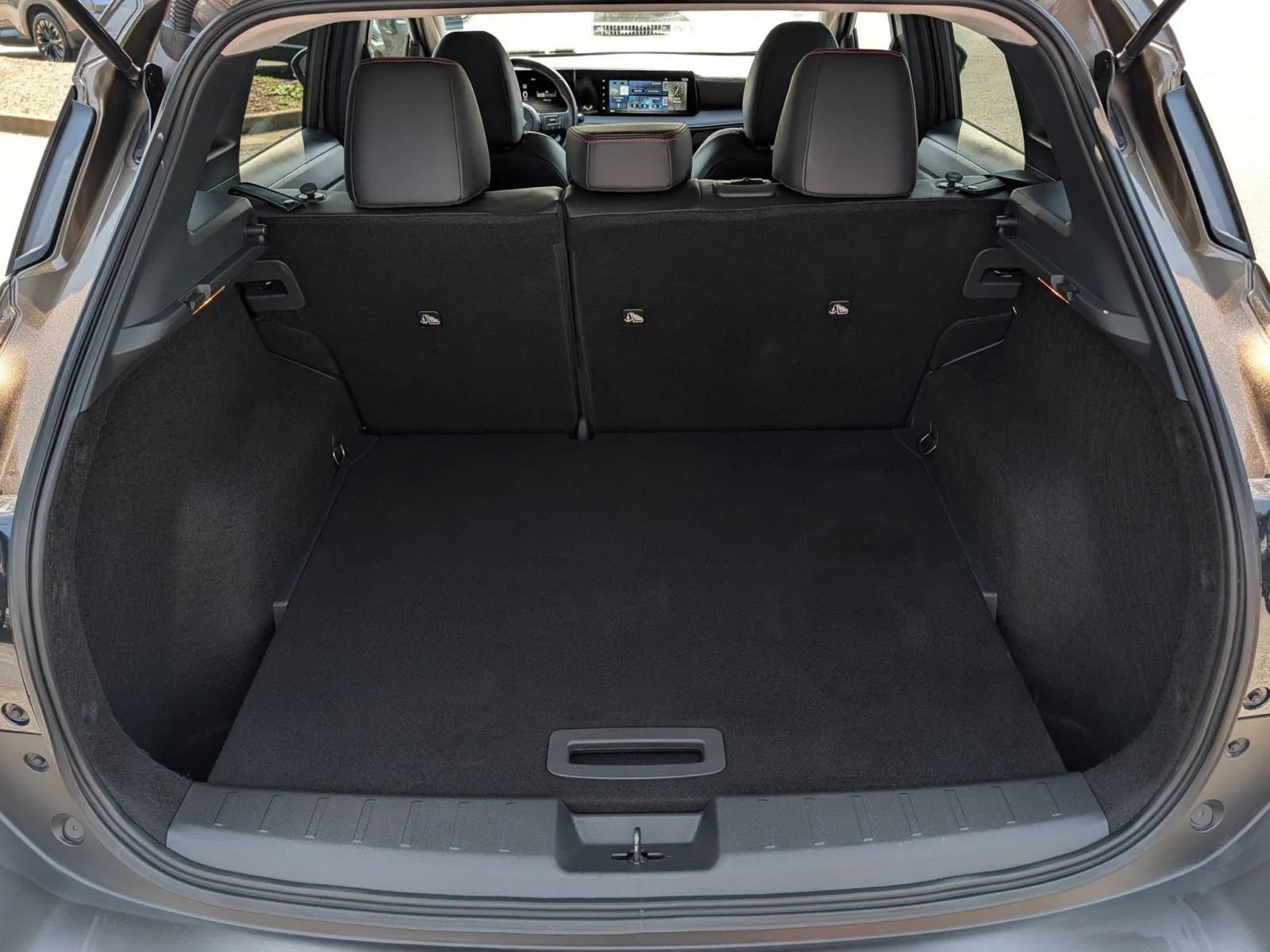 Certified 2025 Nissan Kicks SR FWD image 16