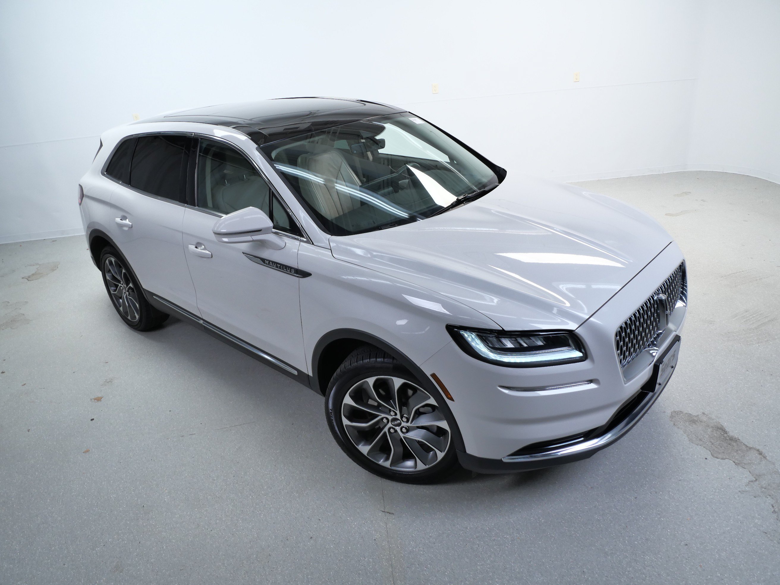 Used 2022 Lincoln Nautilus Reserve w/ Luxury Package AWD/4WD image 4
