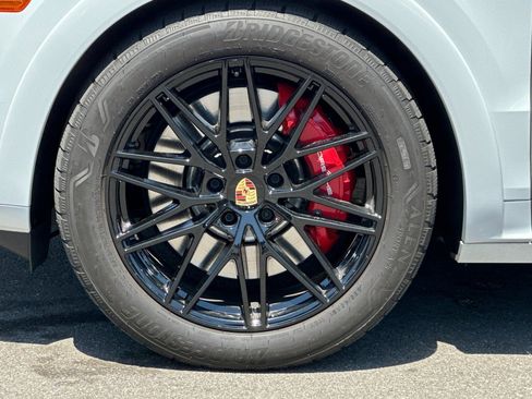 Certified 2025 Porsche Cayenne GTS AWD/4WD image 27