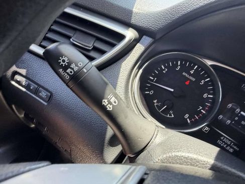 Used 2016 Nissan Rogue SV AWD/4WD image 28