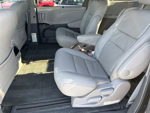 Used 2015 Toyota Sienna L image 20