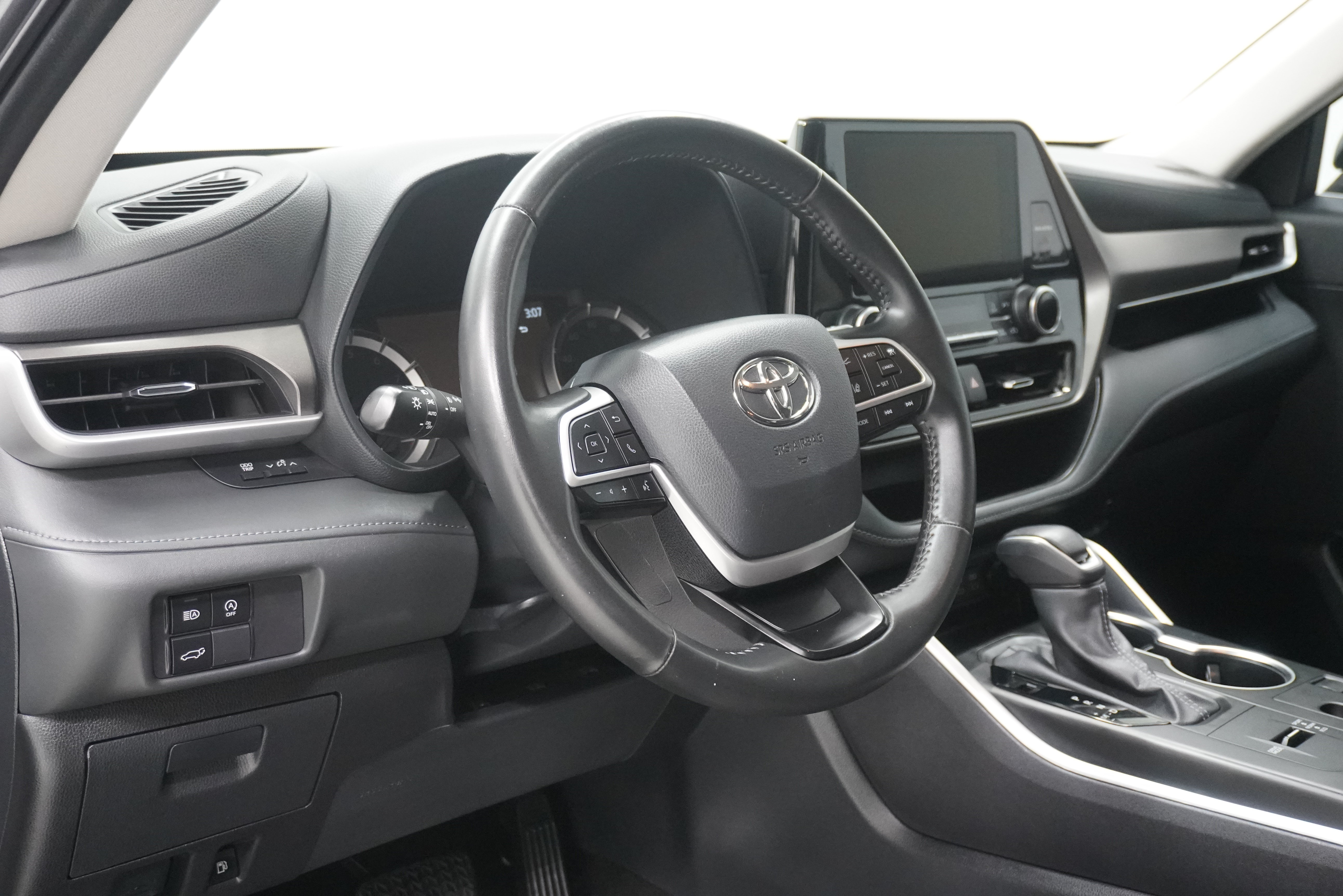 Used 2024 Toyota Highlander LE FWD image 10