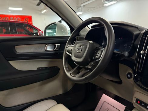 Used 2025 Volvo XC40 B5 Plus image 24