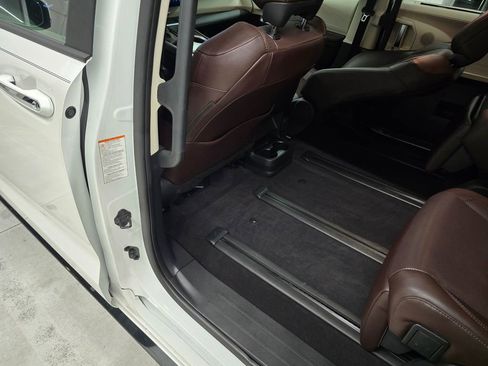 Used 2024 Toyota Sienna Platinum FWD image 33