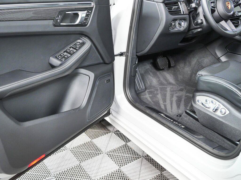 Certified 2026 Porsche Macan GTS AWD/4WD image 8
