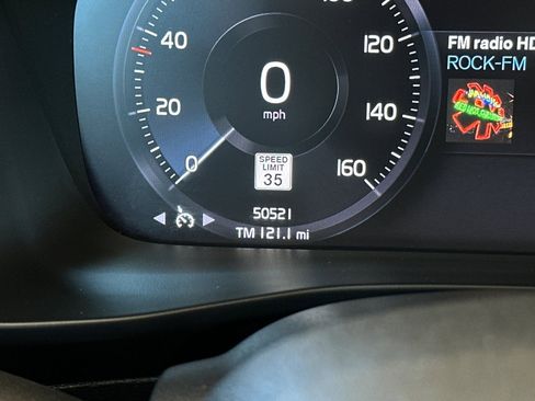 Used 2022 Volvo XC40 T5 Momentum image 24