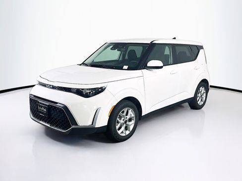 Used 2025 Kia Soul LX w/ LX Technology Package image 3
