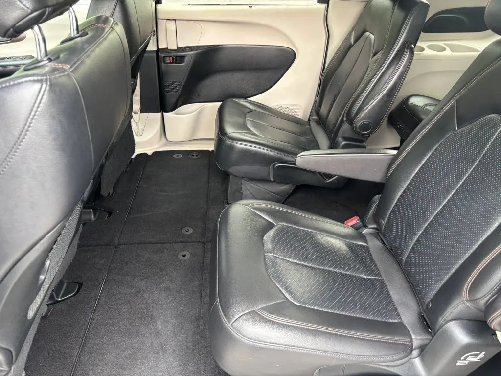 Used 2018 Chrysler Pacifica Touring-L FWD image 13