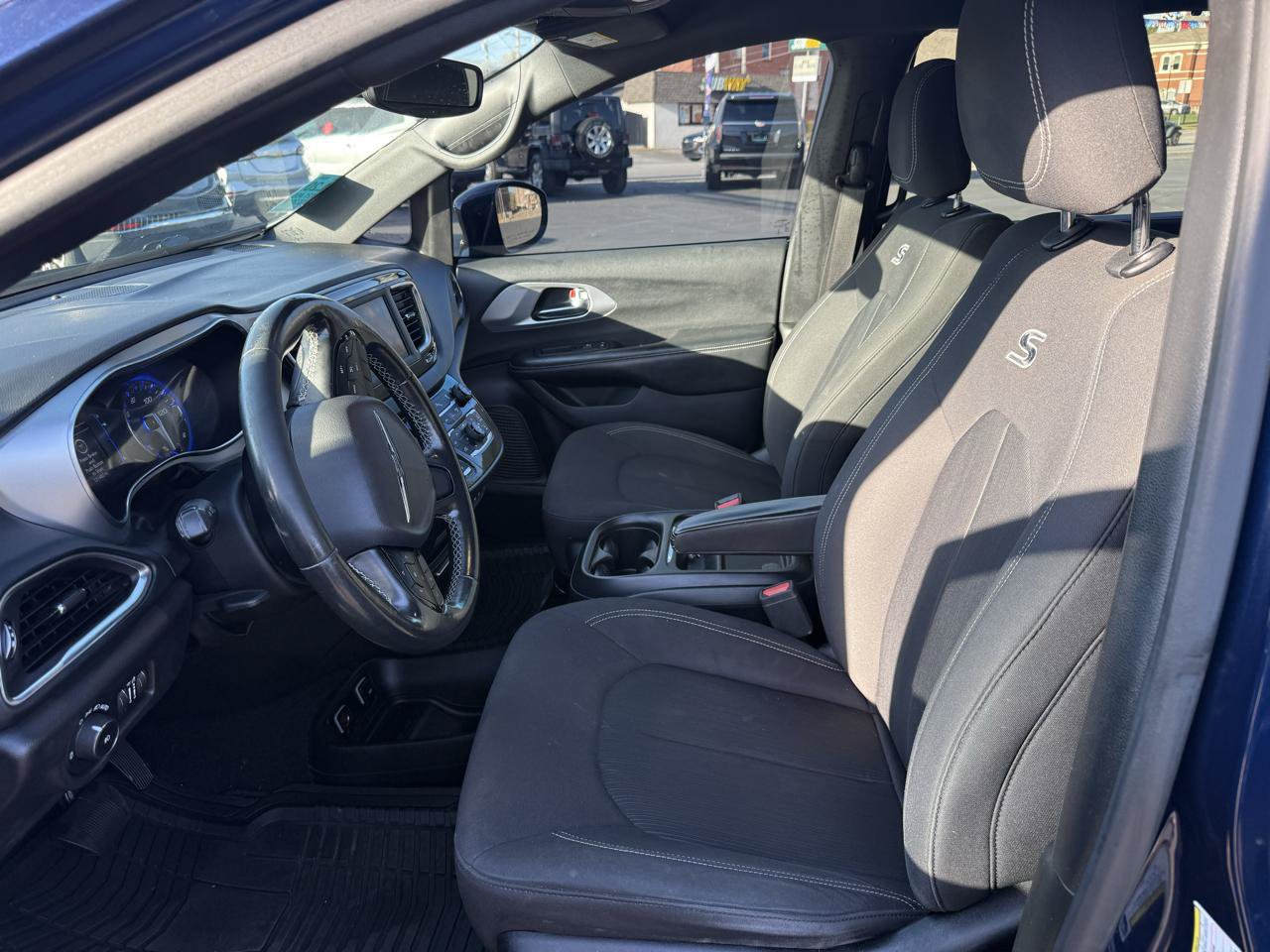 Used 2019 Chrysler Pacifica Touring Plus w/ S Appearance Package FWD image 11