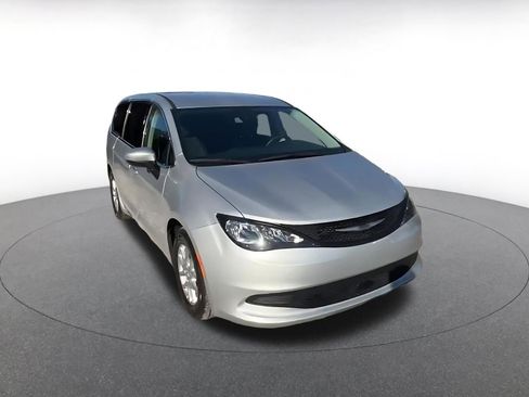 Used 2023 Chrysler Voyager LX image 3